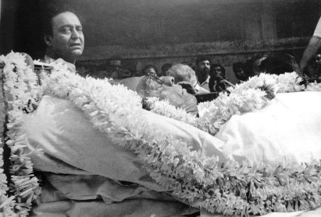 Satyajit Ray's funeral. Photo from the newspaper Anandabazar Patrika dated 24th April 1992. Photography by Tarapada Bandopadhyay. Courtesy: Riddhi Goswami (found on the Facebook page "FeludaSeries"